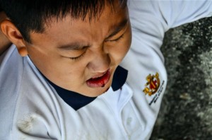 Out of a sudden, one of the group members from group 4, Justin Khor fell down unfortunately and started bleeding. The Officer In-Charge, Derek Chan sent him to the clinic immediately.